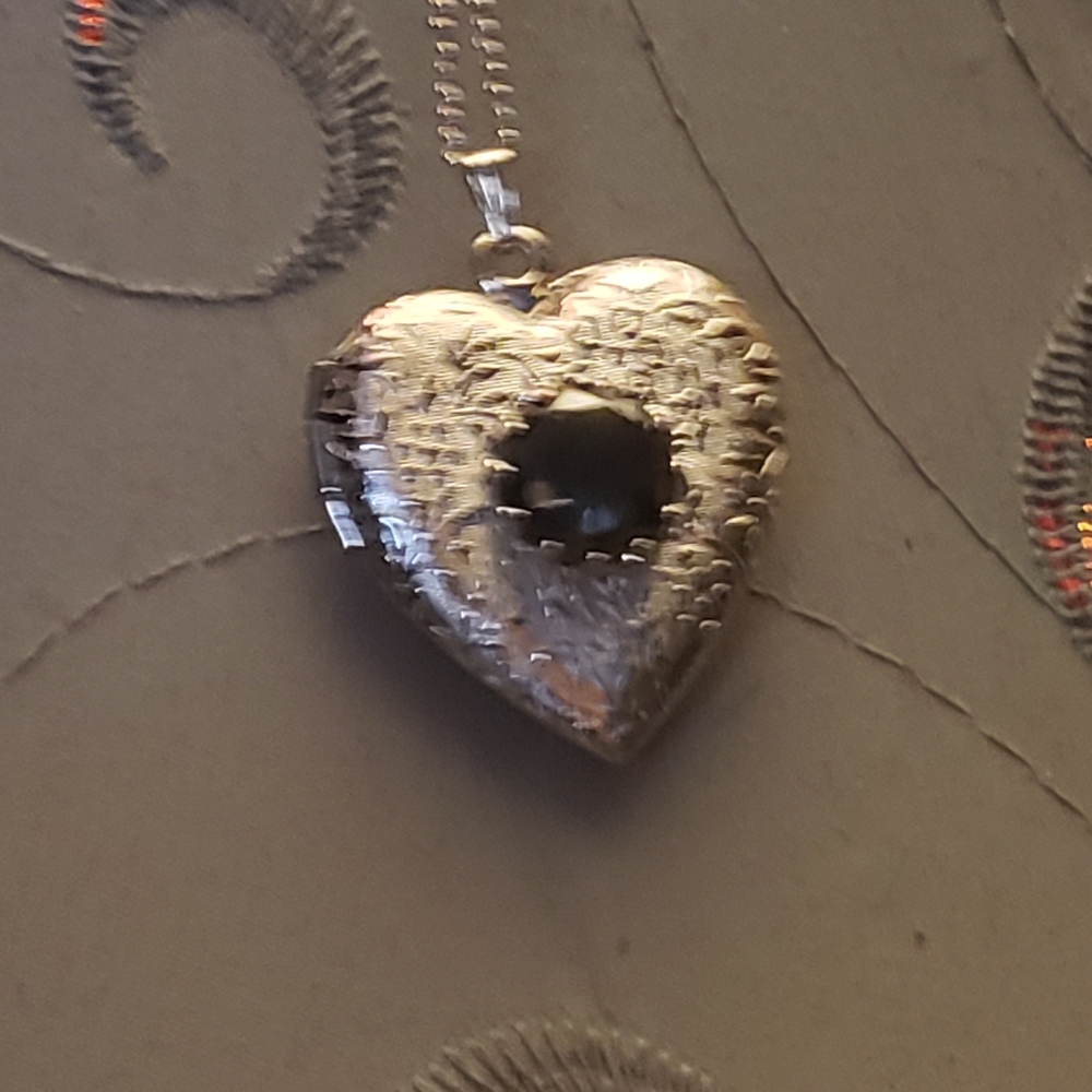 Heart Locket 🌹 Silver Valentine's Day ❤️🎀❤️ FREE 🌈 Heart Special ❤️ - Picture 6 of 13